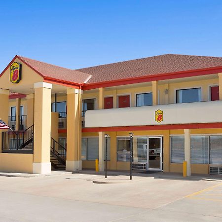 Super 8 By Wyndham Woodward Hotel Екстериор снимка