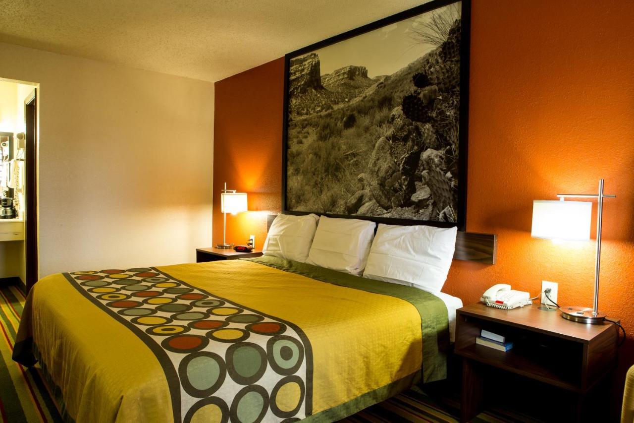 Super 8 By Wyndham Woodward Hotel Екстериор снимка