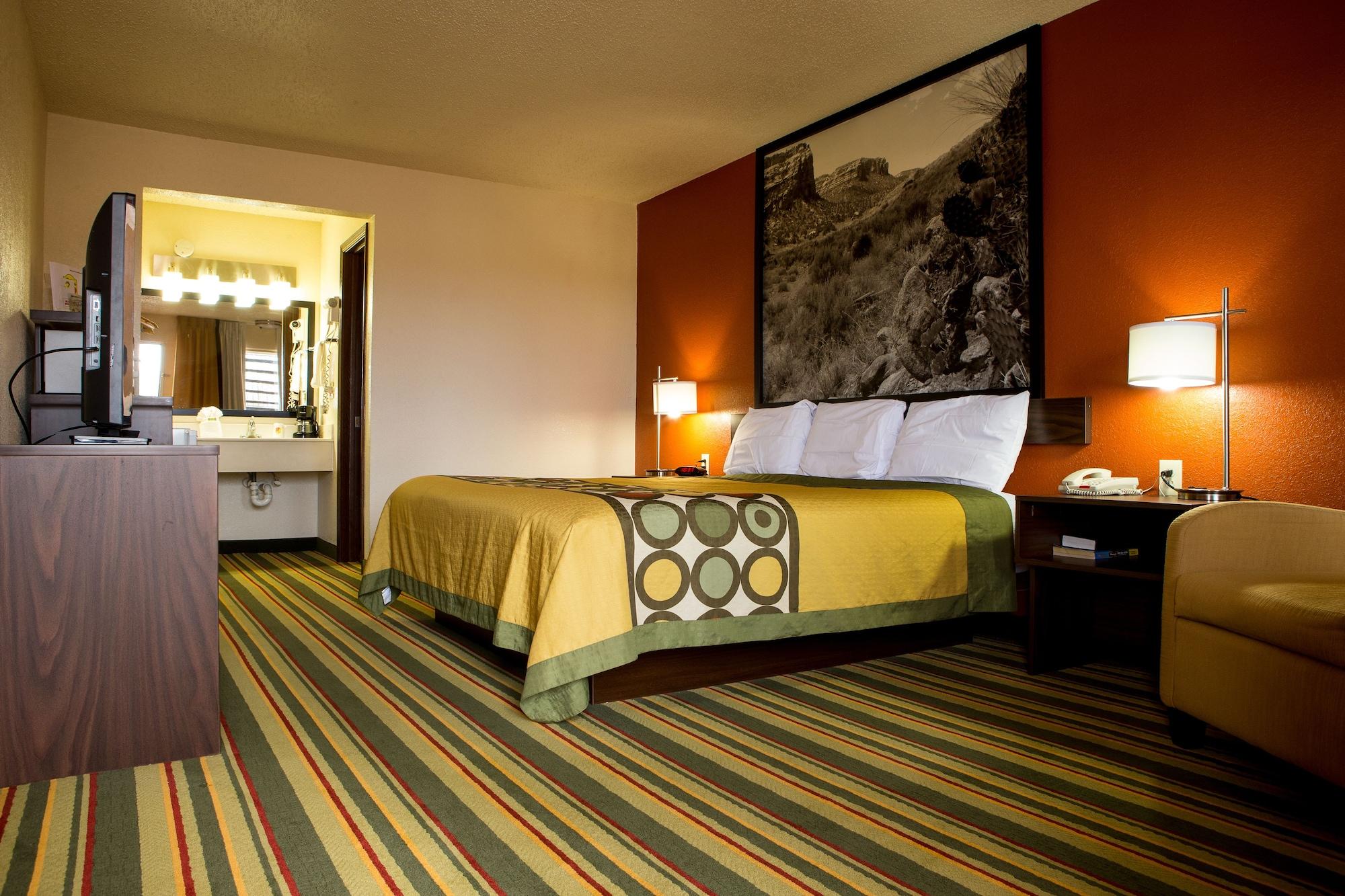 Super 8 By Wyndham Woodward Hotel Екстериор снимка