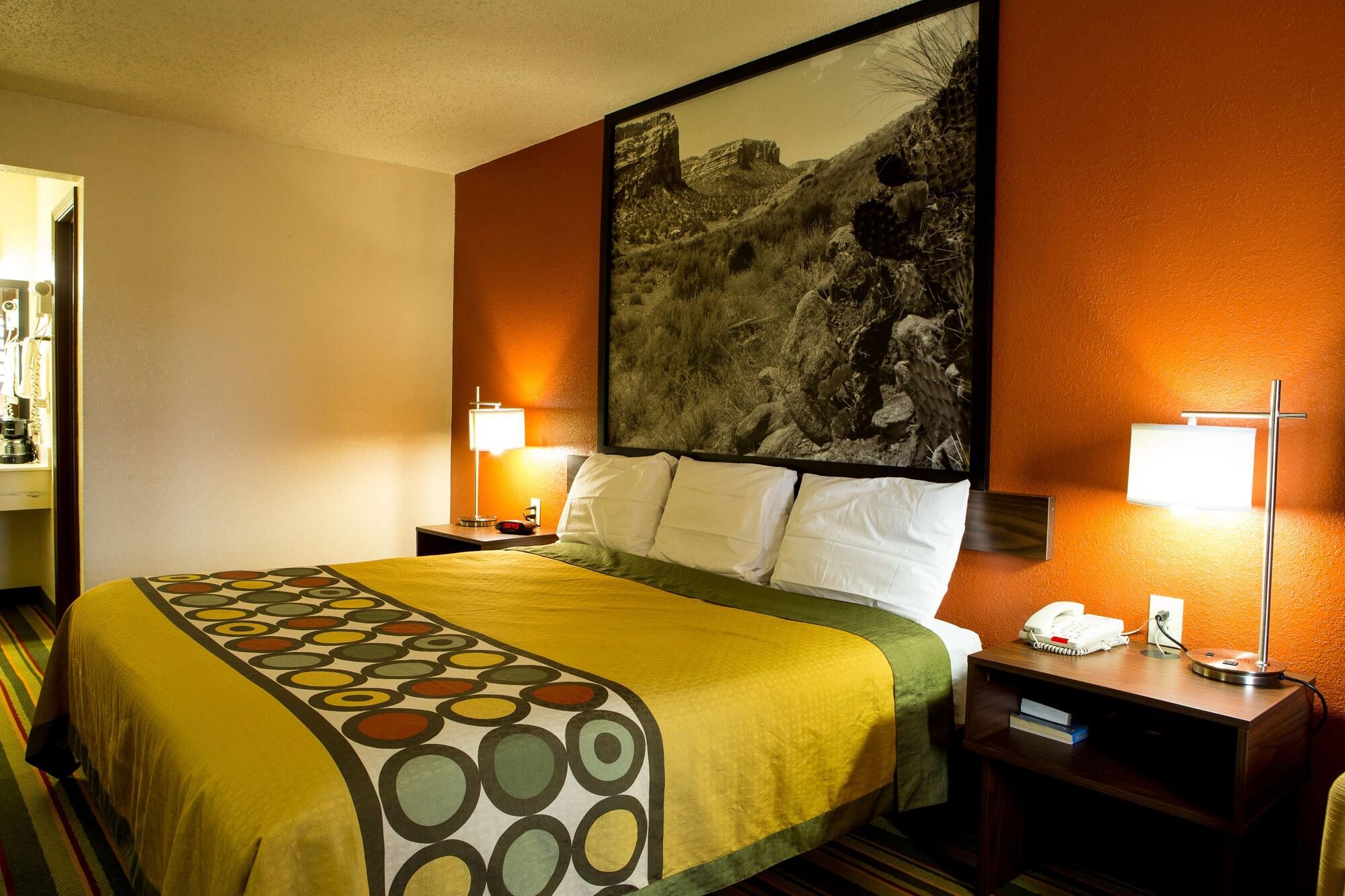 Super 8 By Wyndham Woodward Hotel Екстериор снимка