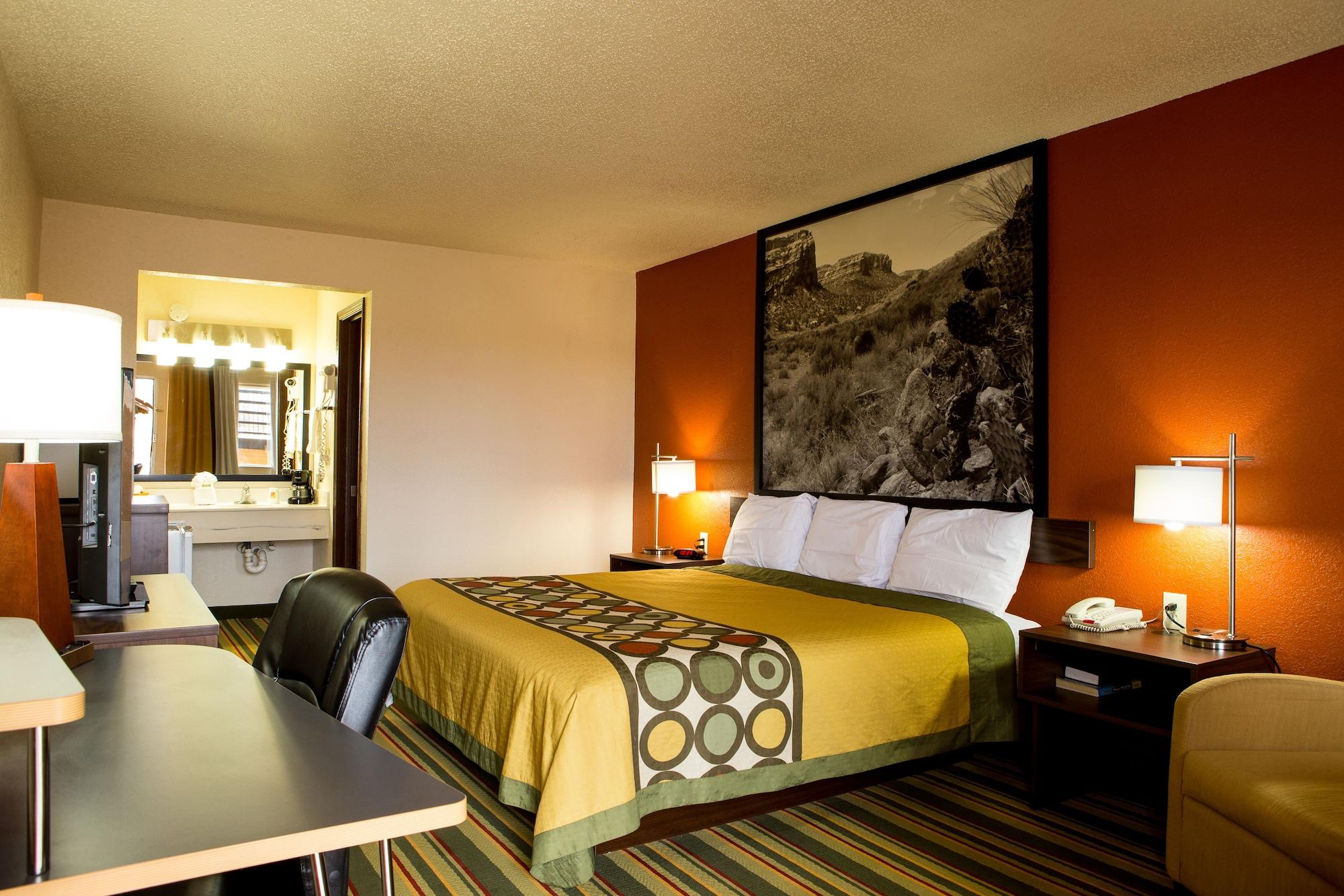 Super 8 By Wyndham Woodward Hotel Екстериор снимка