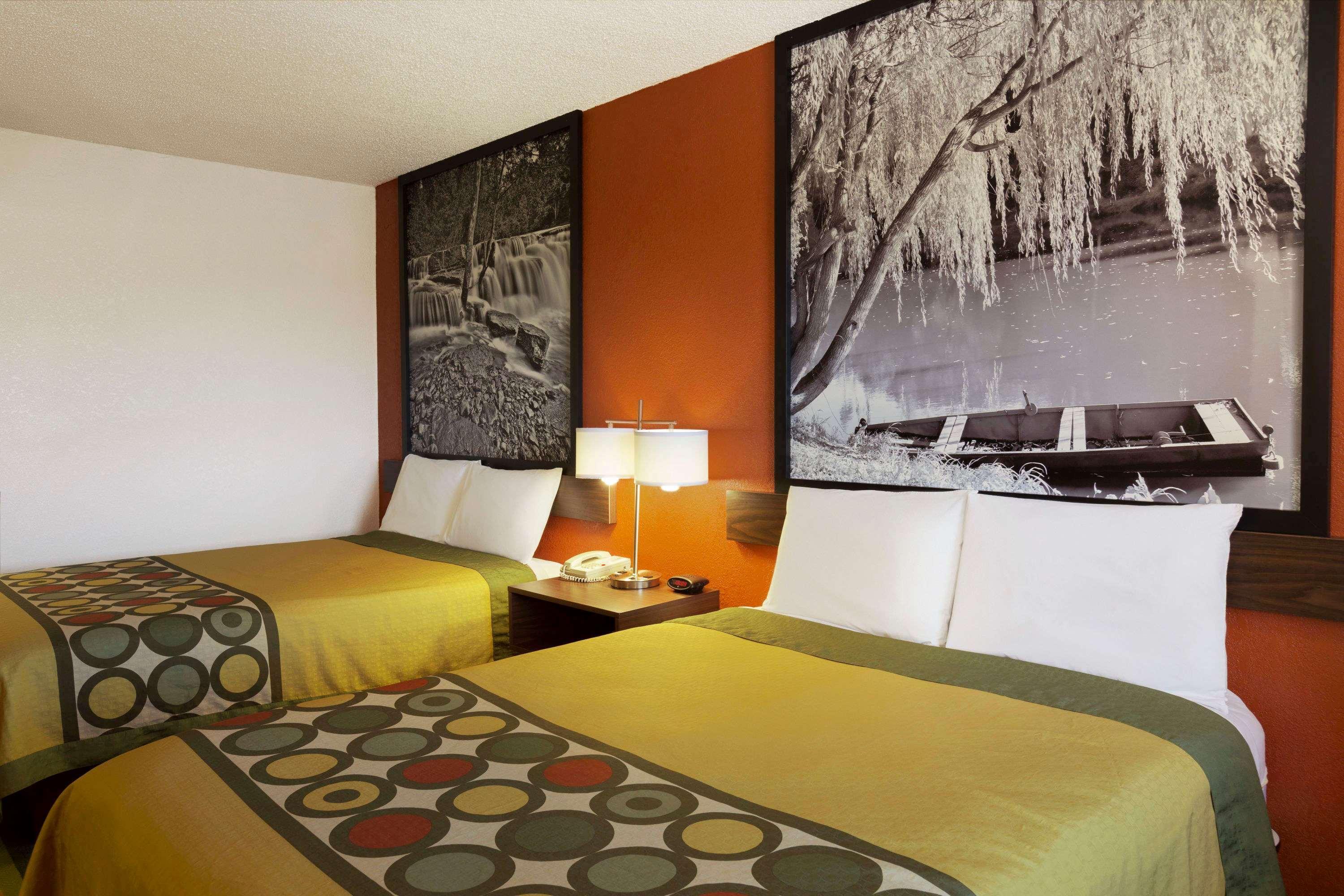 Super 8 By Wyndham Woodward Hotel Екстериор снимка