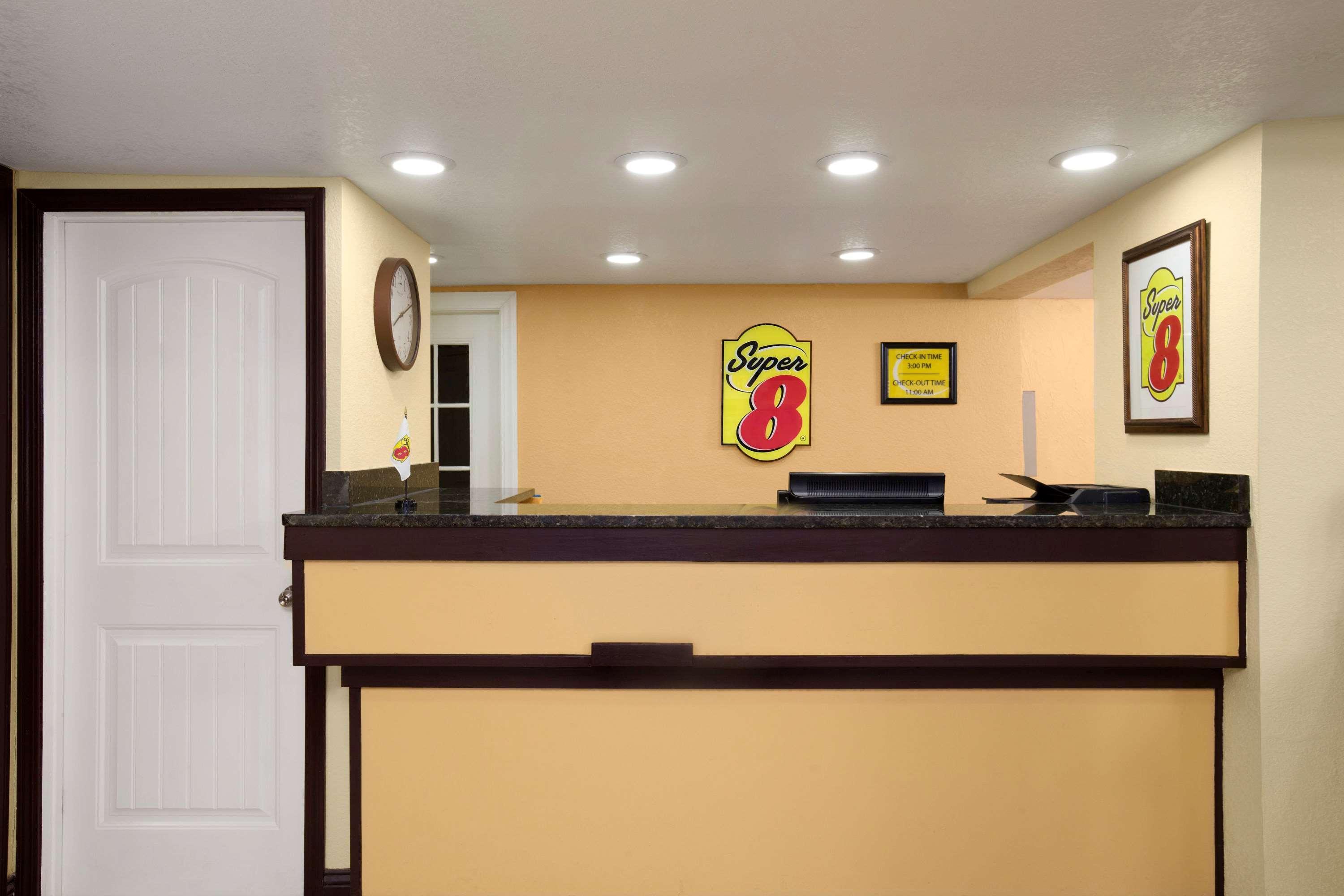 Super 8 By Wyndham Woodward Hotel Екстериор снимка