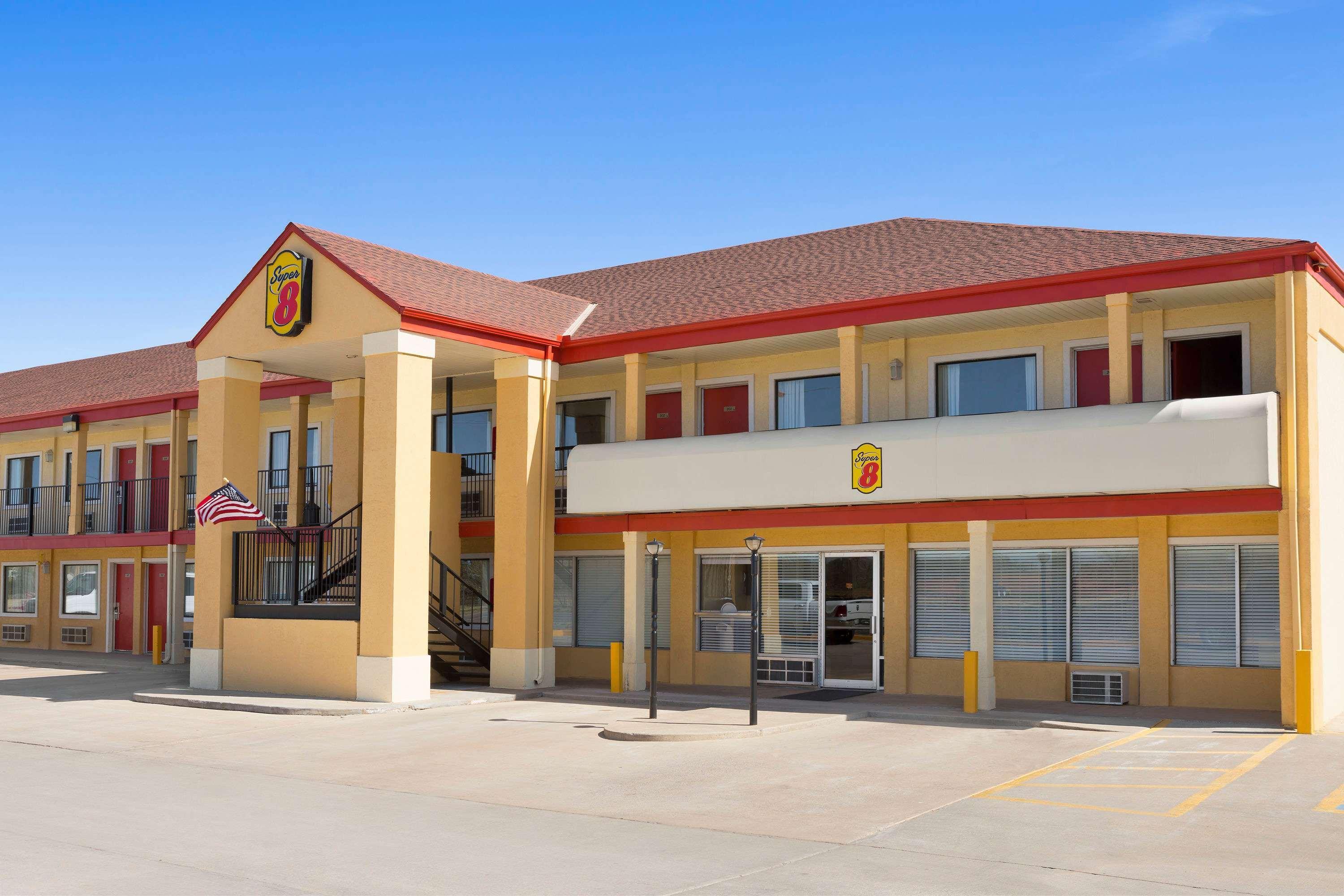Super 8 By Wyndham Woodward Hotel Екстериор снимка