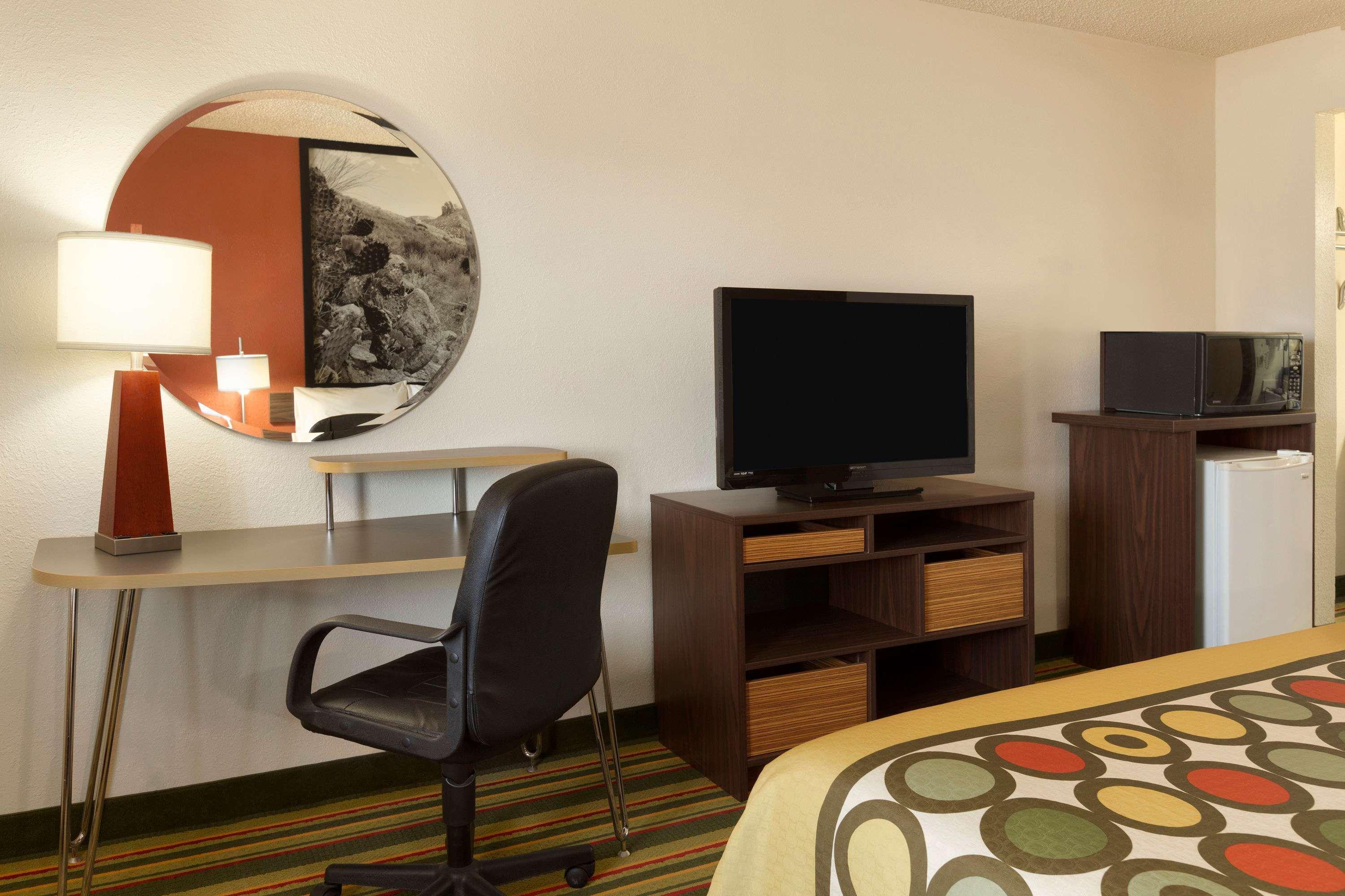 Super 8 By Wyndham Woodward Hotel Екстериор снимка