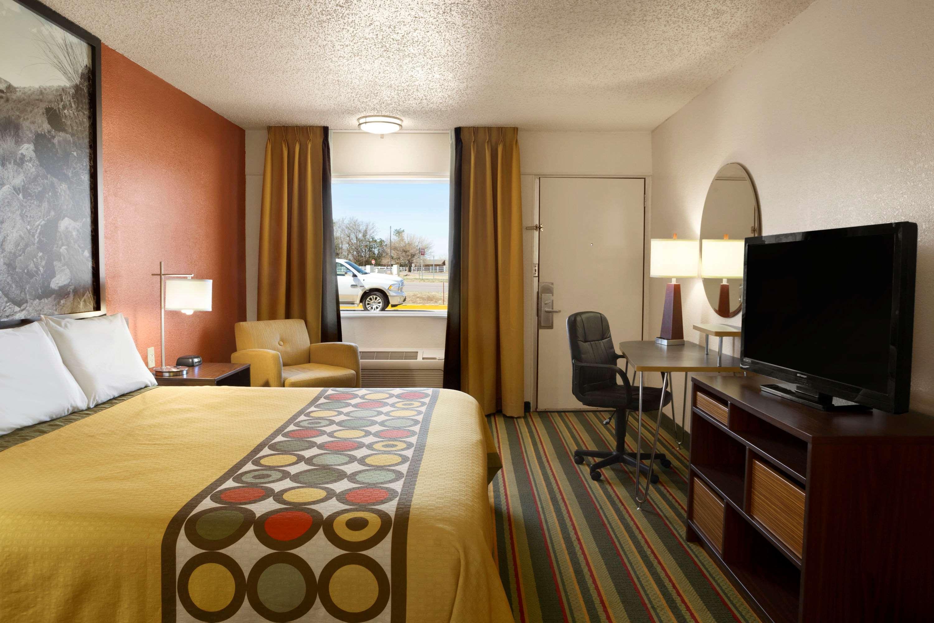Super 8 By Wyndham Woodward Hotel Екстериор снимка